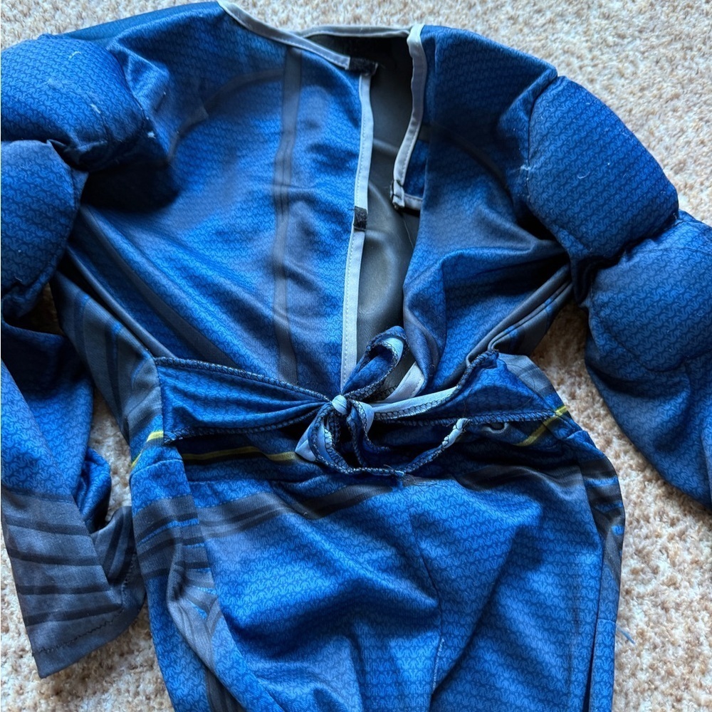 Superman costume hard chest and  (just the one piece) youth medium - Picture 2 of 3